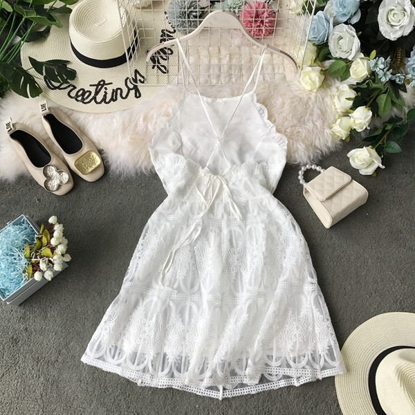 Modern női ruha fehér színben, vékony pántokkal