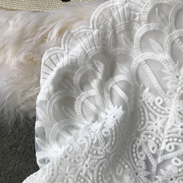 Modern női ruha fehér színben, vékony pántokkal