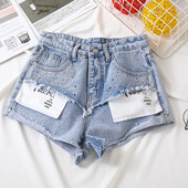 Modern női rövidnadrág szakadt elemekkel