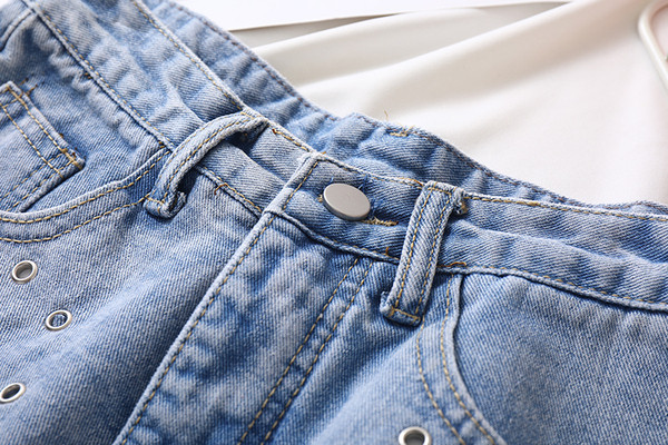 Modern női rövidnadrág szakadt elemekkel