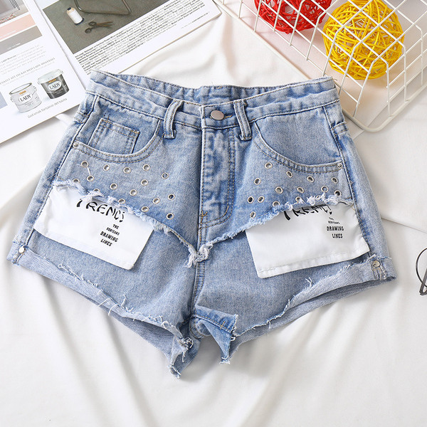 Modern női rövidnadrág szakadt elemekkel