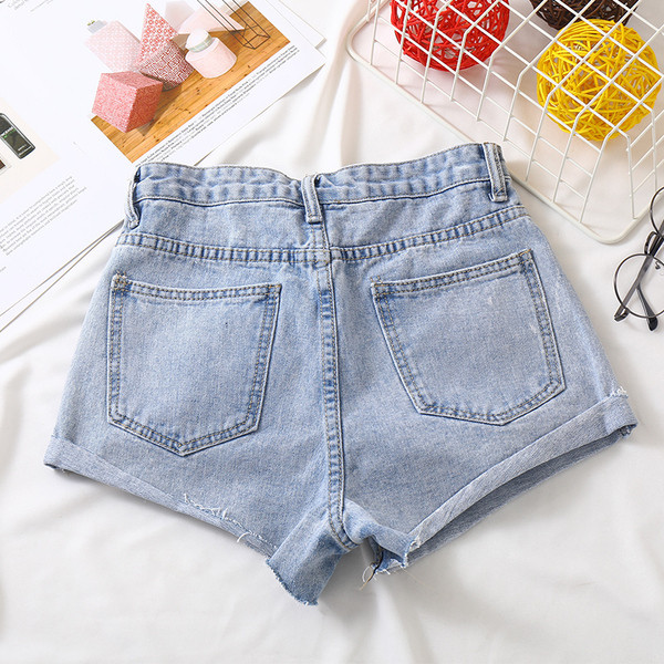 Modern női rövidnadrág szakadt elemekkel