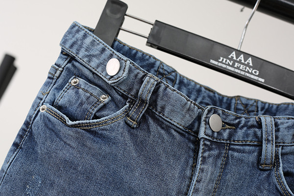 Modern női farmer magas derékkal, szakadt motívumokkal