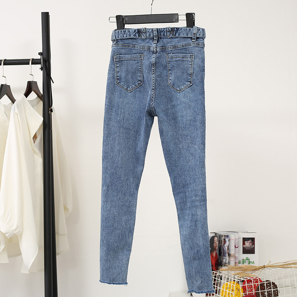 Modern női farmer magas derékkal, szakadt motívumokkal