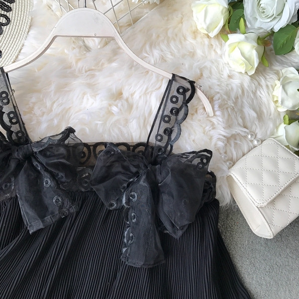 Modern női felső szalaggal és csipkével, három színben