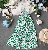 Stílusos hosszú női ruha vékony pántokkal