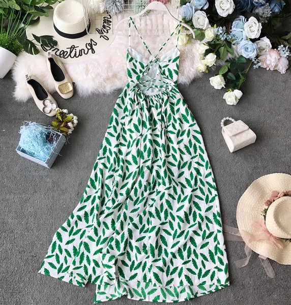 Stílusos hosszú női ruha vékony pántokkal