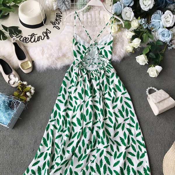 Stílusos hosszú női ruha vékony pántokkal