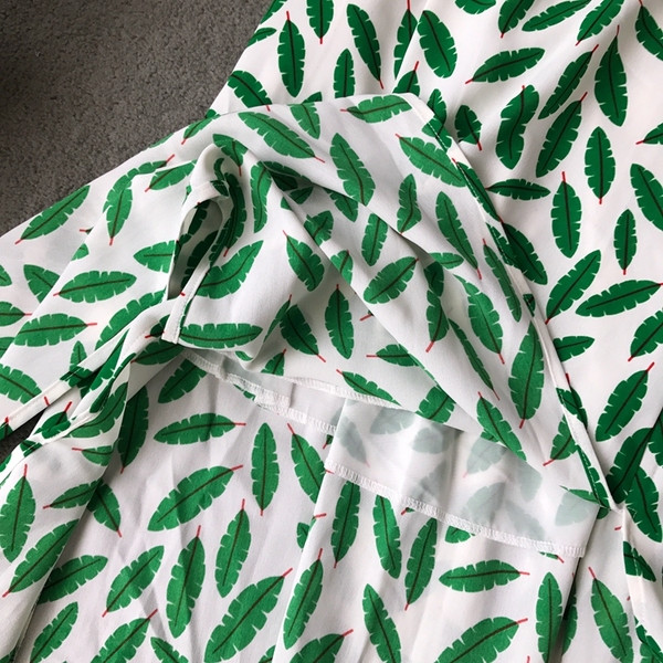 Stílusos hosszú női ruha vékony pántokkal