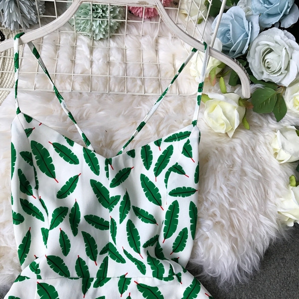 Stílusos hosszú női ruha vékony pántokkal