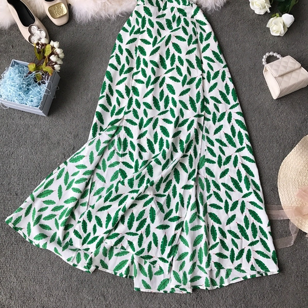 Stílusos hosszú női ruha vékony pántokkal