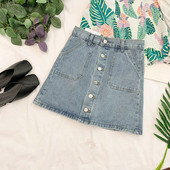 Női farmerszoknya kék és fekete gombokkal