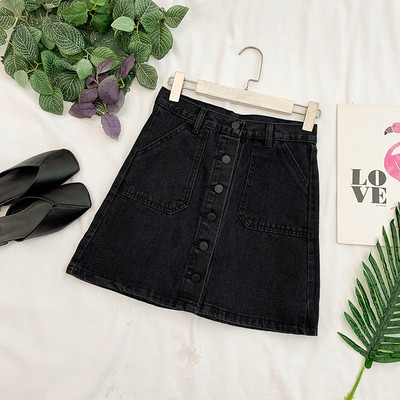 Női farmerszoknya kék és fekete gombokkal