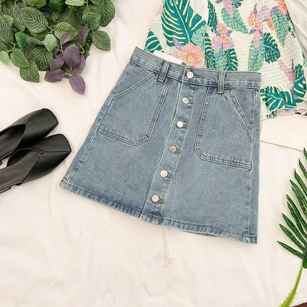 Női farmerszoknya kék és fekete gombokkal