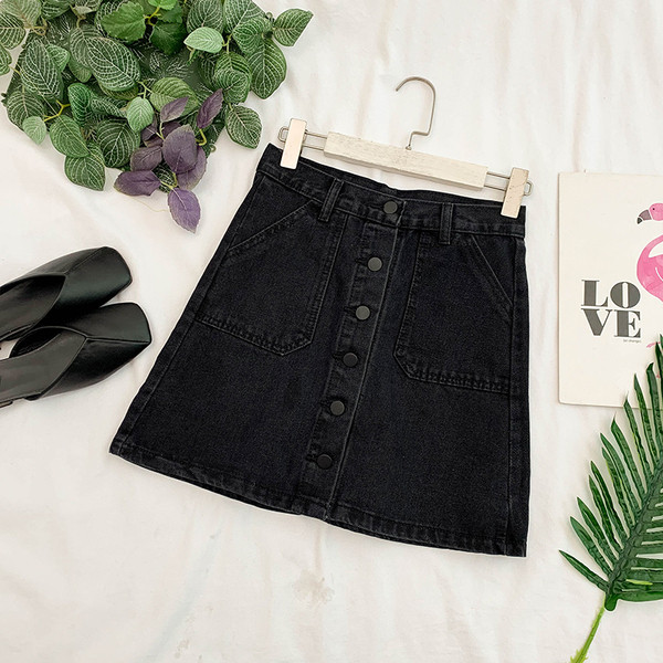 Női farmerszoknya kék és fekete gombokkal