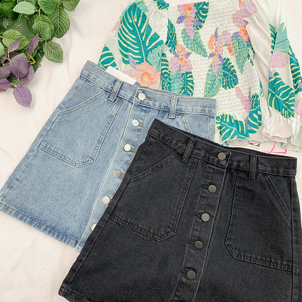 Női farmerszoknya kék és fekete gombokkal