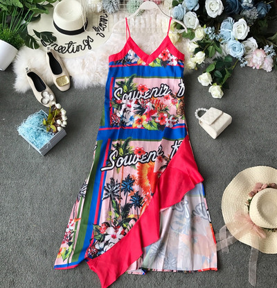 Hétköznapi női ruha vékony pántokkal és virágmotívummal