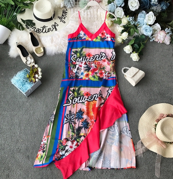 Hétköznapi női ruha vékony pántokkal és virágmotívummal