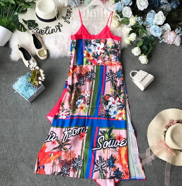 Hétköznapi női ruha vékony pántokkal és virágmotívummal