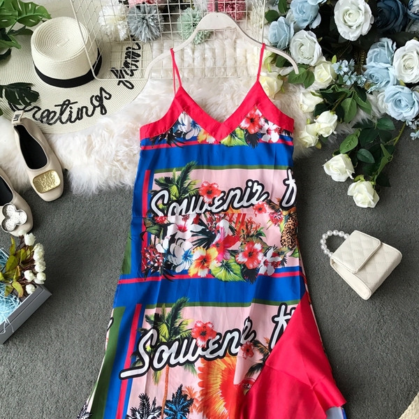 Hétköznapi női ruha vékony pántokkal és virágmotívummal