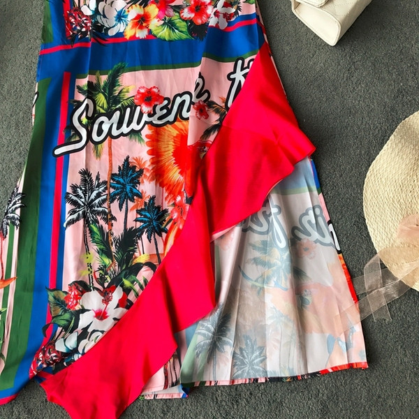 Hétköznapi női ruha vékony pántokkal és virágmotívummal