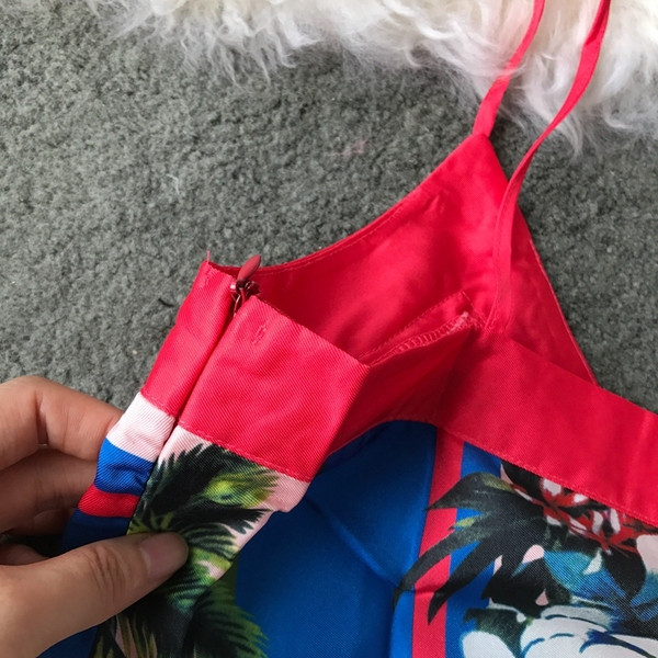 Hétköznapi női ruha vékony pántokkal és virágmotívummal