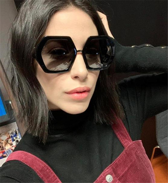 Ochelari de soare de dama actuali cu rama lata in mai multe culori