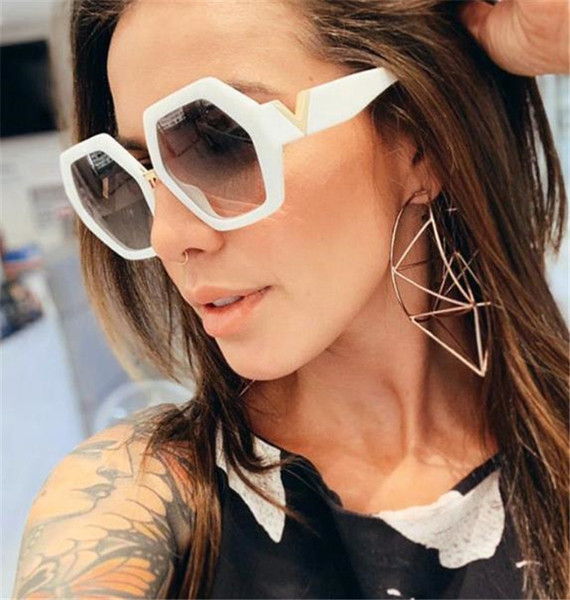 Ochelari de soare de dama actuali cu rama lata in mai multe culori