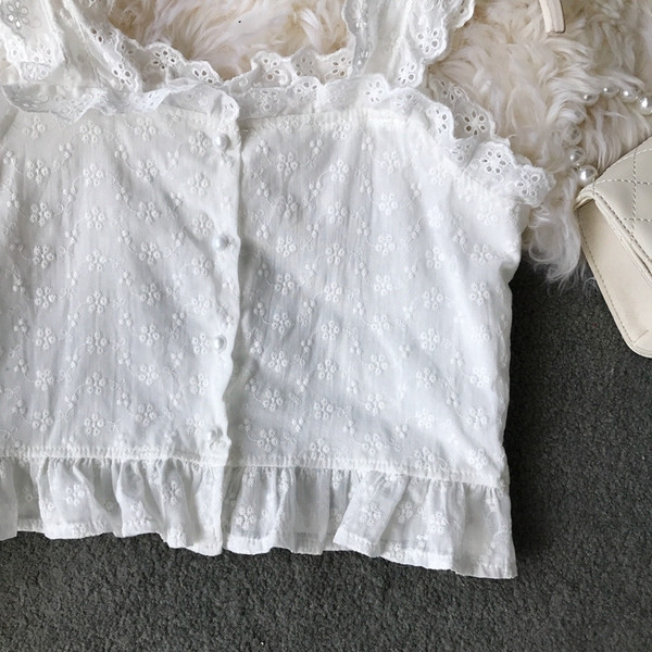 Modern női felső, széles pántokkal és gombokkal