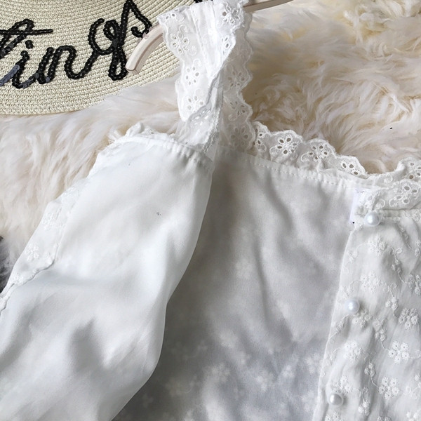 Modern női felső, széles pántokkal és gombokkal