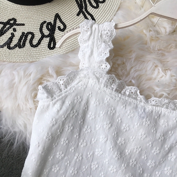 Modern női felső, széles pántokkal és gombokkal