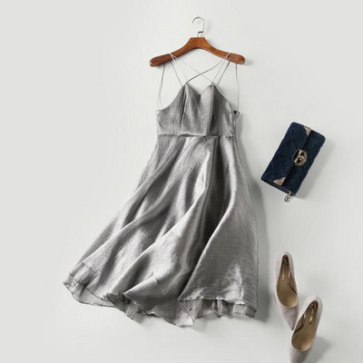 Stílusos női ruha vékony pántokkal, ezüst színben