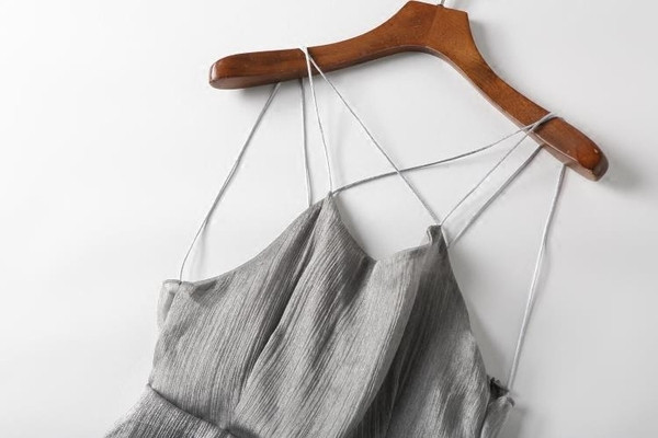 Stílusos női ruha vékony pántokkal, ezüst színben