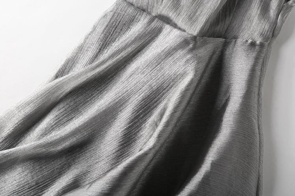 Stílusos női ruha vékony pántokkal, ezüst színben