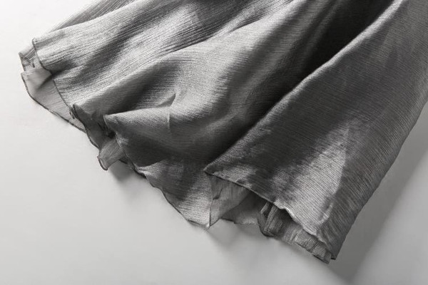 Stílusos női ruha vékony pántokkal, ezüst színben