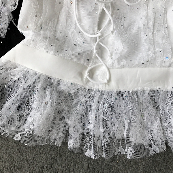 Μοντέρνα γυναικεία μπλούζα με κορδόνια σε λευκό σε μαύρο χρώμα