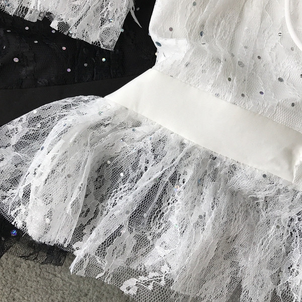 Μοντέρνα γυναικεία μπλούζα με κορδόνια σε λευκό σε μαύρο χρώμα