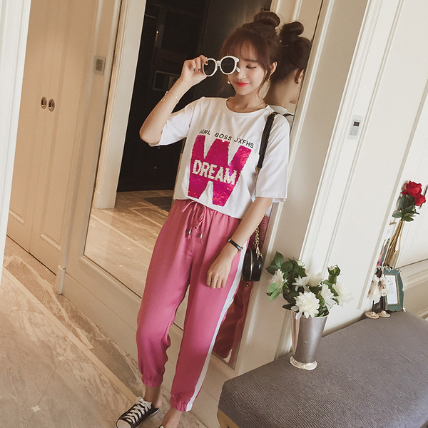 Modern női szett fehér és rózsaszín pólóval és nadrággal