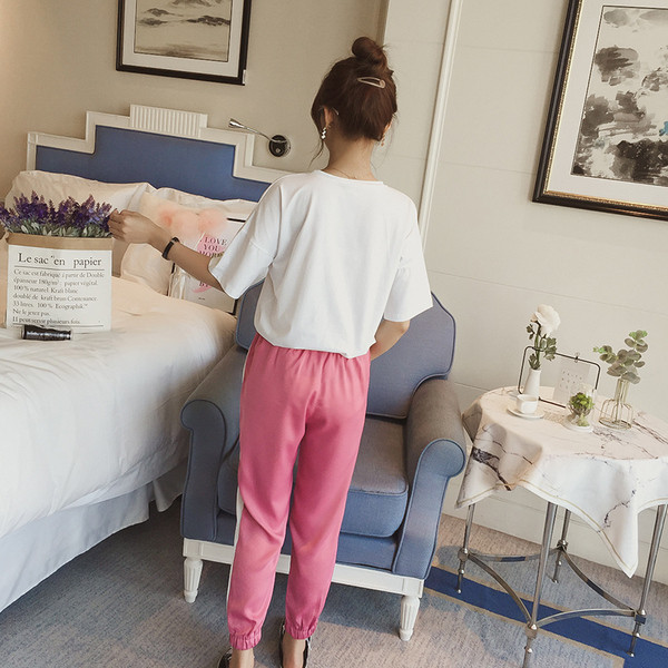 Modern női szett fehér és rózsaszín pólóval és nadrággal