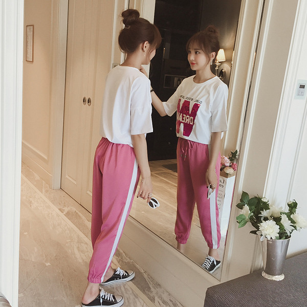 Modern női szett fehér és rózsaszín pólóval és nadrággal