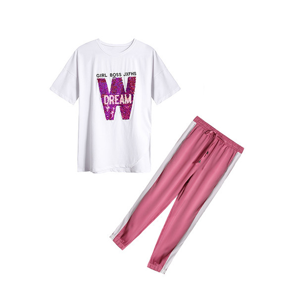 Modern női szett fehér és rózsaszín pólóval és nadrággal