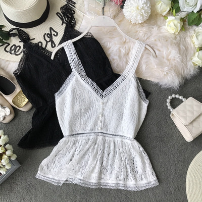 Stílusos női felső, fehér és fekete gombokkal