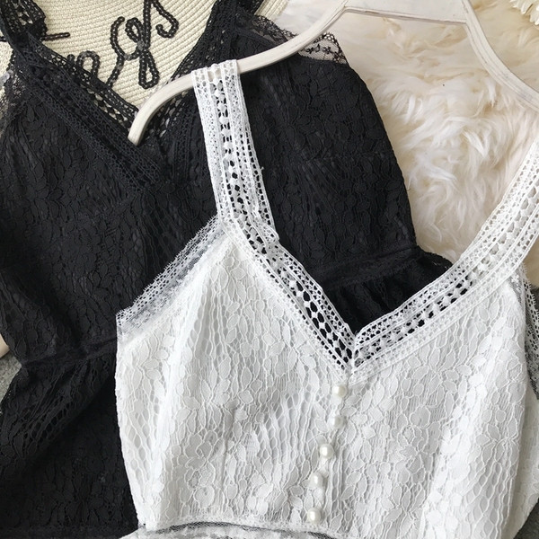 Stílusos női felső, fehér és fekete gombokkal