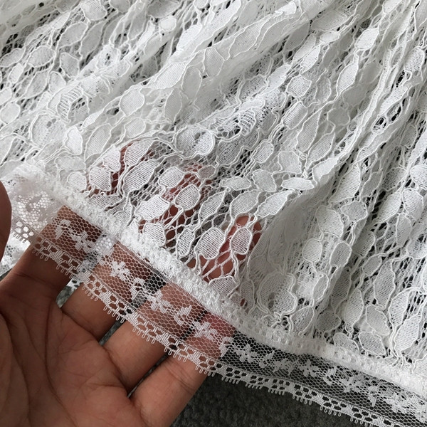 Stílusos női felső, fehér és fekete gombokkal