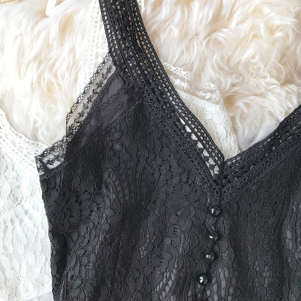 Stílusos női felső, fehér és fekete gombokkal