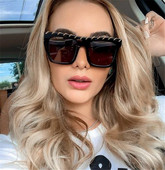 Női napszemüveg új modellje négyzet alakú, többféle színben