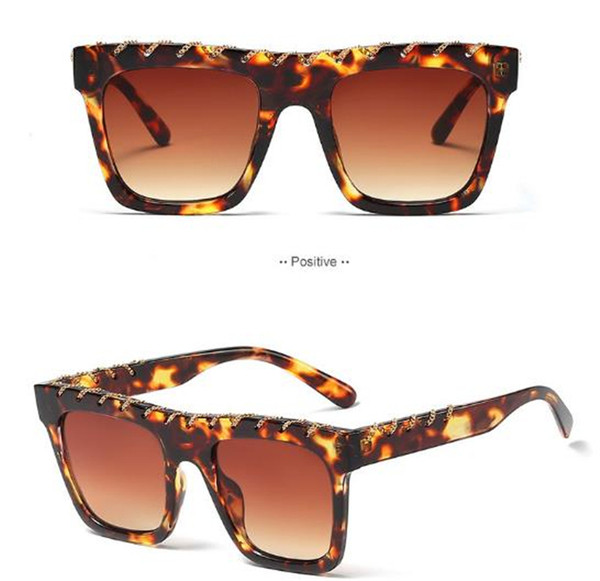 Női napszemüveg új modellje négyzet alakú, többféle színben