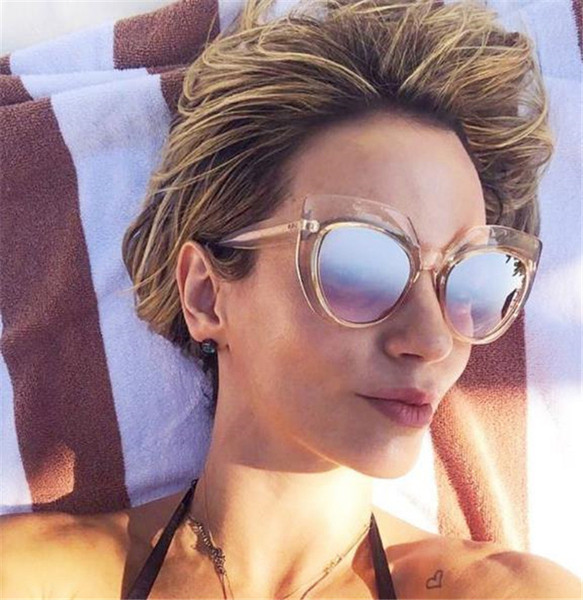 Stílusos napszemüveg széles kerettel több színben