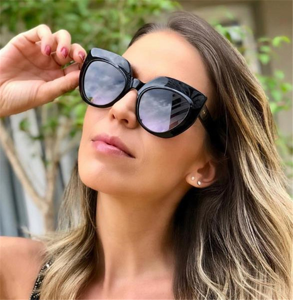 Stílusos napszemüveg széles kerettel több színben