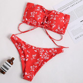 Modern női fürdőruha mintás és elemes nyakkendőkkel